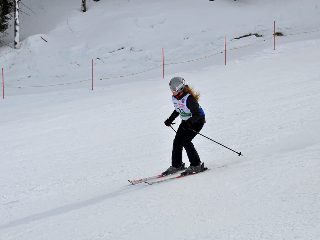 Skifahrerin fährt allein über den offenen Hang.
